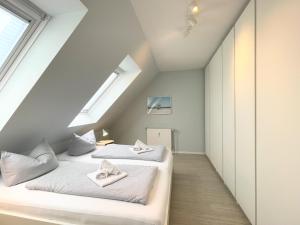 2 letti in una camera mansardata con lucernario di Blankwasser 11 a Grömnitzerhagen