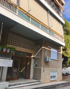 Un edificio con un balcón en el lateral. en AA seaside apartment, en Artemida