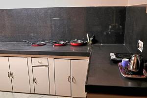 - un comptoir de cuisine avec 3 bols au-dessus dans l'établissement Heritage Stay in Johari Bazaar, à Jaipur 16 autres photos