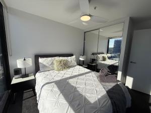Ένα ή περισσότερα κρεβάτια σε δωμάτιο στο Midnight Luxe 2BR 2Bath Apartment 507 in the heart of Braddon L5 Views Pool Sauna Gym Wifi +50 φωτογραφίες