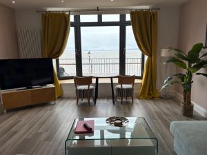 TV a/nebo společenská místnost v ubytování Luxury 1BR Seafront Apartment