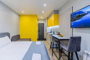 Ένα ή περισσότερα κρεβάτια σε δωμάτιο στο CityApartments Kyiv Sviatoshyn