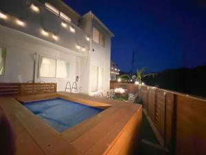 una piscina sul ponte di una casa di notte di THE FEEL ONNA 2 / Vacation STAY 18769 a Onna