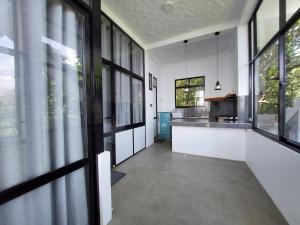 Η κουζίνα ή μικρή κουζίνα στο Villa unique view unawatuna +43 φωτογραφίες