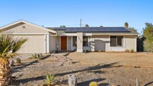 una casa con paneles solares encima en 4BR Desert Home w Pool Hot Tub Firepit Game Room The Quiet Burn by AvantStay, en Twentynine Palms