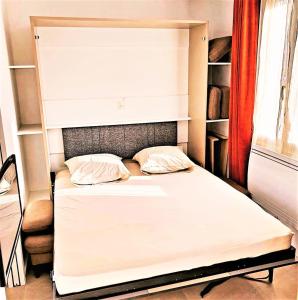 Ένα ή περισσότερα κρεβάτια σε δωμάτιο στο Studio Charmant et Cosy Proche Paris et Bourget Ideal pour Couples et professionnels moins 15 pourcebt séjour longue durée