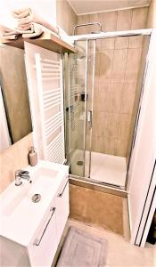 Ένα μπάνιο στο Studio Charmant et Cosy Proche Paris et Bourget Ideal pour Couples et professionnels moins 15 pourcebt séjour longue durée