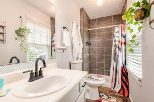 Bilik mandi di Modern Boho Retreat, in Grove City +28 gambar