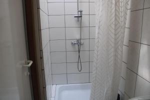 a shower with a shower curtain in a bathroom at Chambre disponible in Aalst