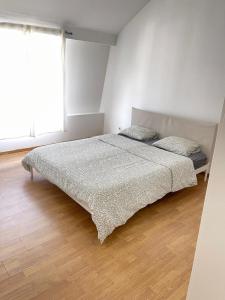 une chambre avec un grand lit dans une pièce dans l'établissement Chambre disponible, à Aalst