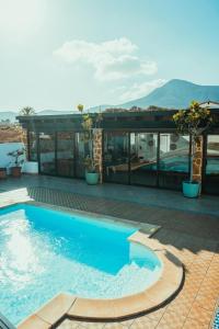 una piscina en medio de una casa en Casa Maida, en Tetir