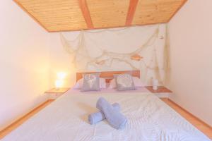 Ένα ή περισσότερα κρεβάτια σε δωμάτιο στο Janje