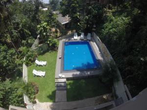 una vista aérea de una piscina en un patio en Kandy Backpackers Hostel, en Kandy