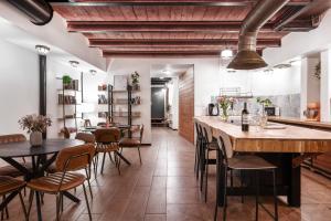 テルアビブにあるThe Urban Chaletの部屋にテーブルと椅子があるレストラン