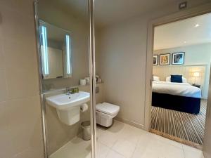 Koupelna v ubytování 2 Bed in Saundersfoot 50576 + 34 fotografií