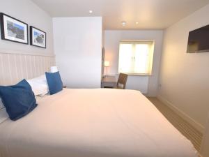 Postel nebo postele na pokoji v ubytování 2 Bed in Saundersfoot 50576