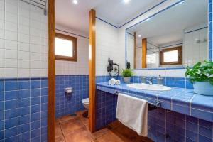 Et badeværelse på Villa Silvia II by Villa Plus + 32 billeder