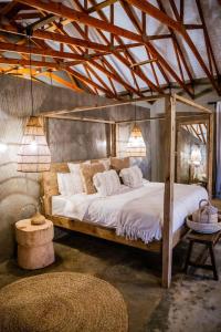 Un pat sau paturi într-o cameră la Minara Private Boutique Game Lodge