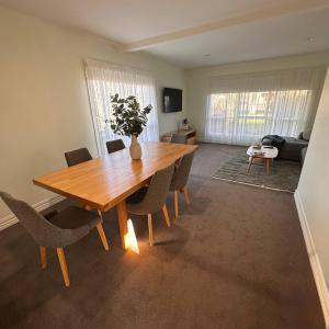 Μια τηλεόραση ή/και κέντρο ψυχαγωγίας στο Neeri Home