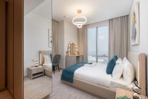 ein Hotelzimmer mit einem Bett und einem Fenster in der Unterkunft Vida Dubai Mall Balcony with Burj & City Views walk to Dubai Mall by Heaven Crest Vacation Homes in Dubai + 107 Fotos