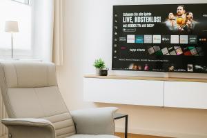 Μια τηλεόραση ή/και κέντρο ψυχαγωγίας στο Wohlfühlapartment, Parkplatz, Boxspringbetten, Massagesessel, Nespresso, 1Gbit LAN & WIFI, Innenstadt +29 φωτογραφίες