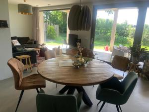 a living room with a wooden table and chairs at Verblijf Glunder in Lemele