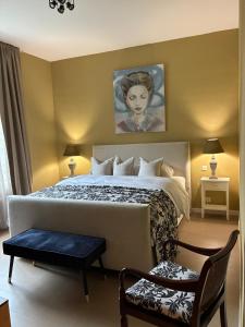 1 dormitorio con 1 cama y un retrato de una mujer en Si brugge, en Brujas
