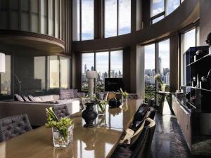 een woonkamer met een tafel en een bank bij SO/ Bangkok in Bangkok +187 foto's