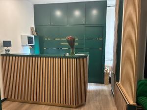 Lobi atau kawasan kaunter penerimaan di Hotel du Pharo