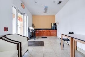 Kuchyň nebo kuchyňský kout v ubytování Capital O Deluxe Inn Channelview Houston I-10
