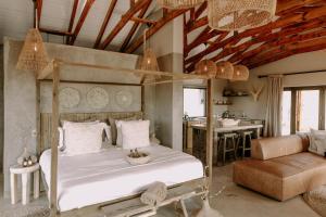 Un pat sau paturi într-o cameră la Minara Private Boutique Game Lodge +65 fotografii