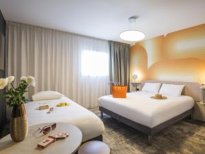 Ένα ή περισσότερα κρεβάτια σε δωμάτιο στο ibis Styles Pertuis Portes du Luberon