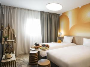 Ένα ή περισσότερα κρεβάτια σε δωμάτιο στο ibis Styles Pertuis Portes du Luberon