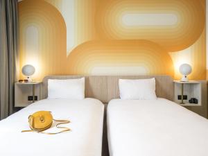 Ένα ή περισσότερα κρεβάτια σε δωμάτιο στο ibis Styles Pertuis Portes du Luberon +91 φωτογραφίες