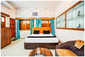 Postel nebo postele na pokoji v ubytování Hotel Subh Aura Suites - Near Kashi Vishwanath Temple And Ganga Ghat -With Fully Air conditioned- Wifi - Room Service - A Luxury Room in Varanasi