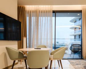 Un lugar para sentarse en Sea View Mercury Tower Designer Apartment With Pool