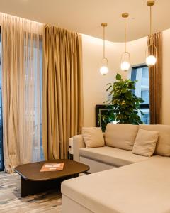 Un lugar para sentarse en Sea View Mercury Tower Designer Apartment With Pool