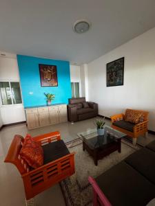 un salon avec un canapé et une table dans l'établissement Aonang Private House, à Ao Nang Beach
