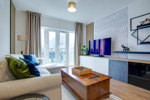 un soggiorno con un divano e un tavolino da caffè di Pass the Keys Stylish and Modern Flat with Free Parking a Milton