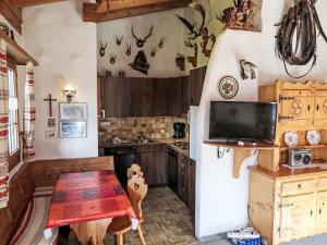 cocina con mesa de madera y TV en Apartment Muotta Sulegl 4 by Interhome, en Schleuis 28 fotos más