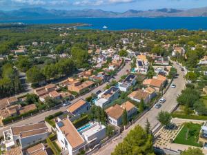 eine Luftansicht einer kleinen Stadt neben dem Wasser in der Unterkunft Villa Amanecer by Interhome in Alcúdia
