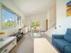 ein Wohnzimmer mit einem blauen Sofa und einem Tisch in der Unterkunft Villa Amanecer by Interhome in Alcúdia