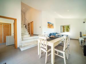 eine Küche und ein Esszimmer mit Tisch und Stühlen in der Unterkunft Villa Amanecer by Interhome in Alcúdia