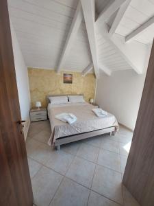 Ένα ή περισσότερα κρεβάτια σε δωμάτιο στο Casa Vacanza Da Nonna Carmela