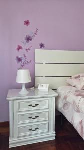 - une commode blanche avec une lampe à côté d'un lit dans l'établissement Casa Kendra, à Montegrotto Terme