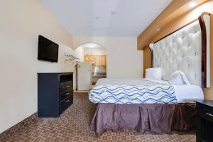 Postel nebo postele na pokoji v ubytování Capital O Deluxe Inn Channelview Houston I-10