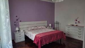 une chambre avec un lit et deux tables de nuit dans l'établissement Casa Kendra, à Montegrotto Terme