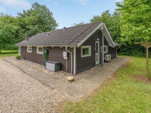 una piccola casa marrone con un vialetto di ghiaia di Holiday Home Melisa - 28km from the sea by Interhome a Toftlund