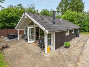 una piccola casa con patio e griglia di Holiday Home Melisa - 28km from the sea by Interhome a Toftlund Altre 15 foto