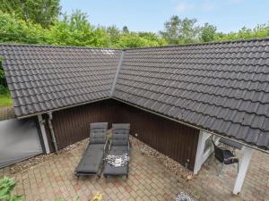 una vista dall'alto di una casa con due sedie e un tetto di Holiday Home Melisa - 28km from the sea by Interhome a Toftlund
